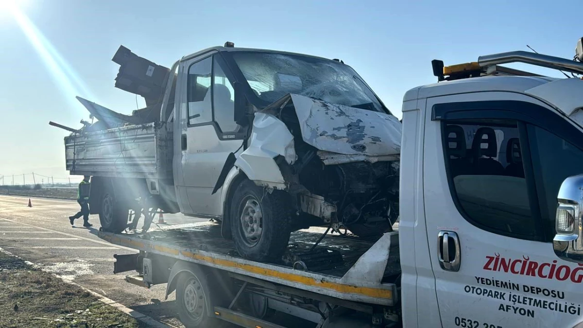 Afyonkarahisar\'da işçi servisi ile kamyonetin çarpıştığı kazada 8 kişi yaralandı