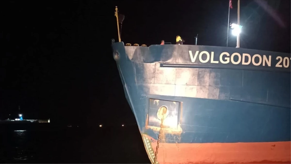 İstanbul\'da Kargo Gemisi Konteyner Gemisine Çarptı