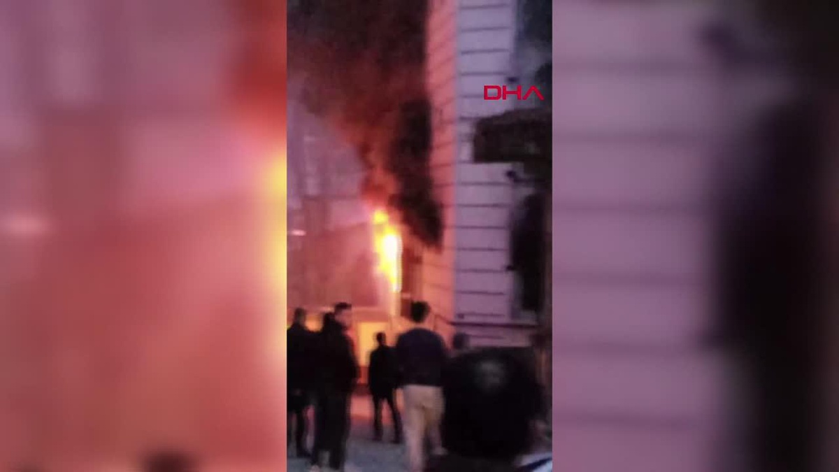 Esenyurt\'ta 4 Katlı Binada Yangın: 12 Kişi Mahsur Kaldı