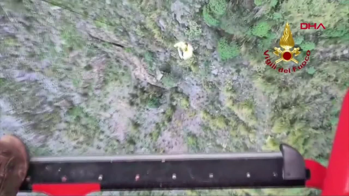 İtalya İtfaiyesi, Sicilya\'da Mahsur Kalan Dağcıyı Helikopterle Kurtardı
