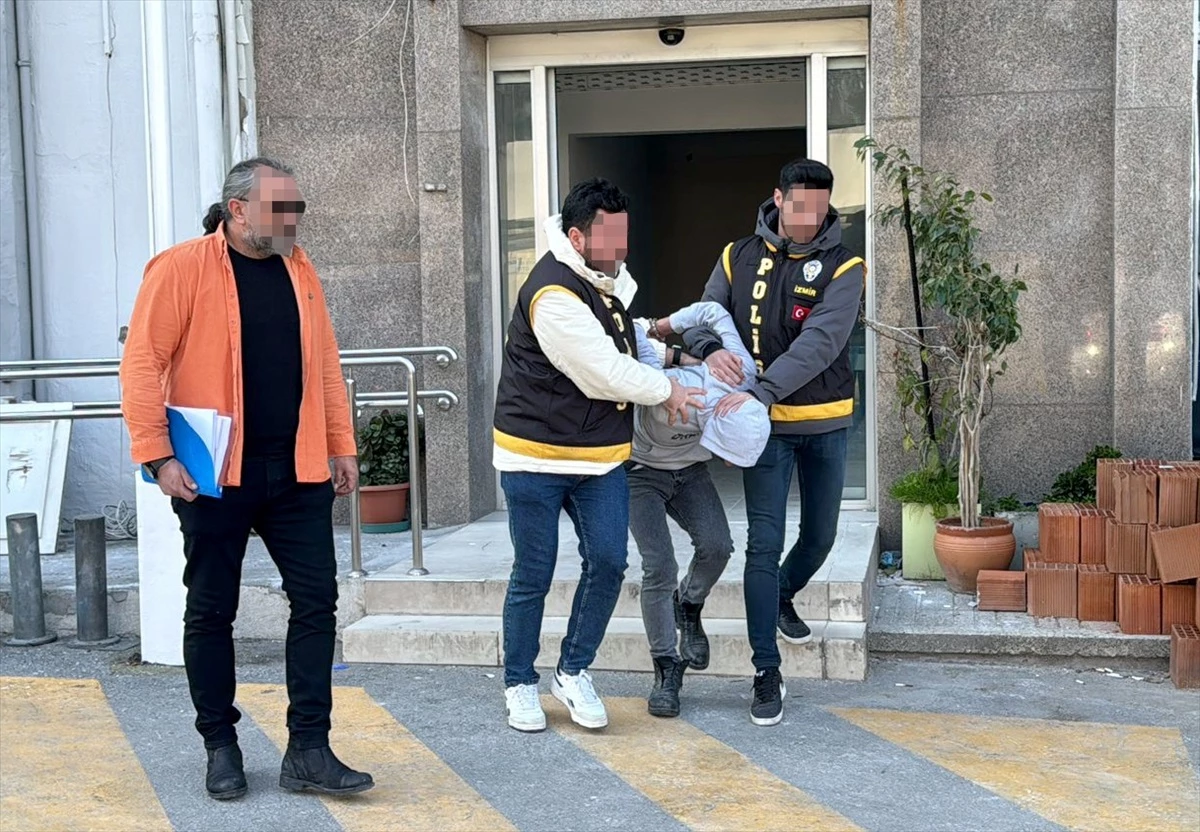 İzmir\'de Taksiciler Konvoyla Protesto Etti