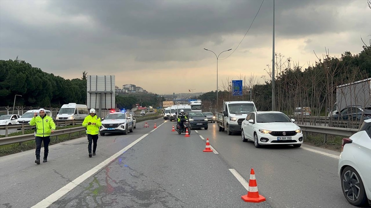 Gebze\'de freni arızalanan tır 3 araca ve bariyere çarptı