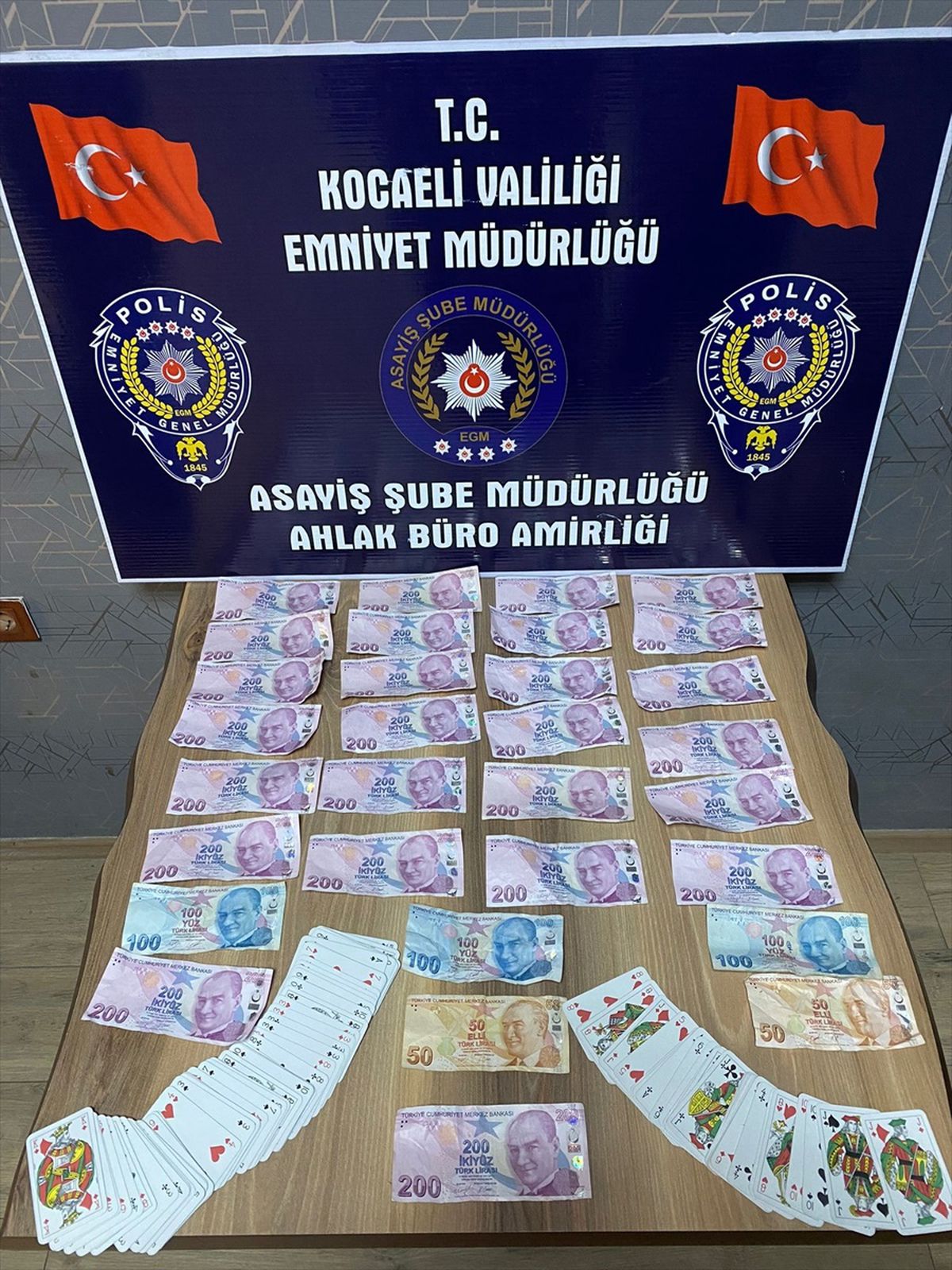İzmit\'te kumar oynayan 3 kişiye 19 bin 275 lira para cezası