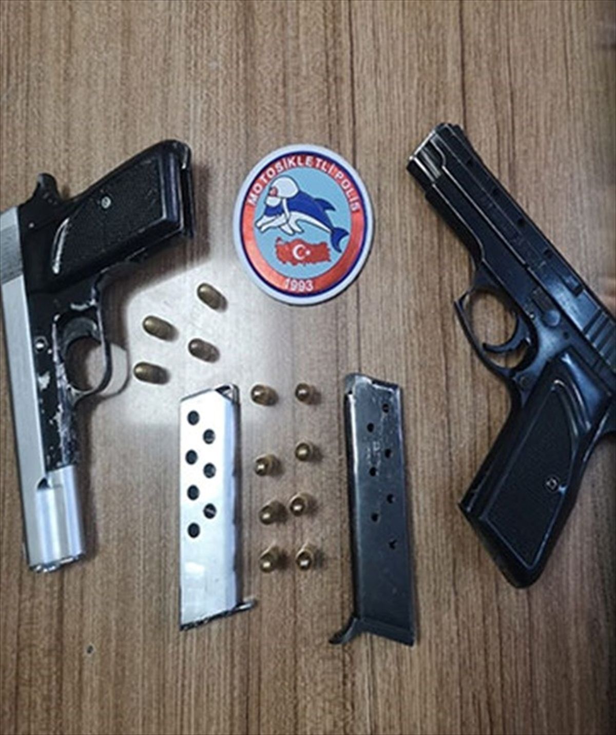 Manisa\'da ruhsatsız tabancalarla yakalanan 2 şüpheli gözaltına alındı