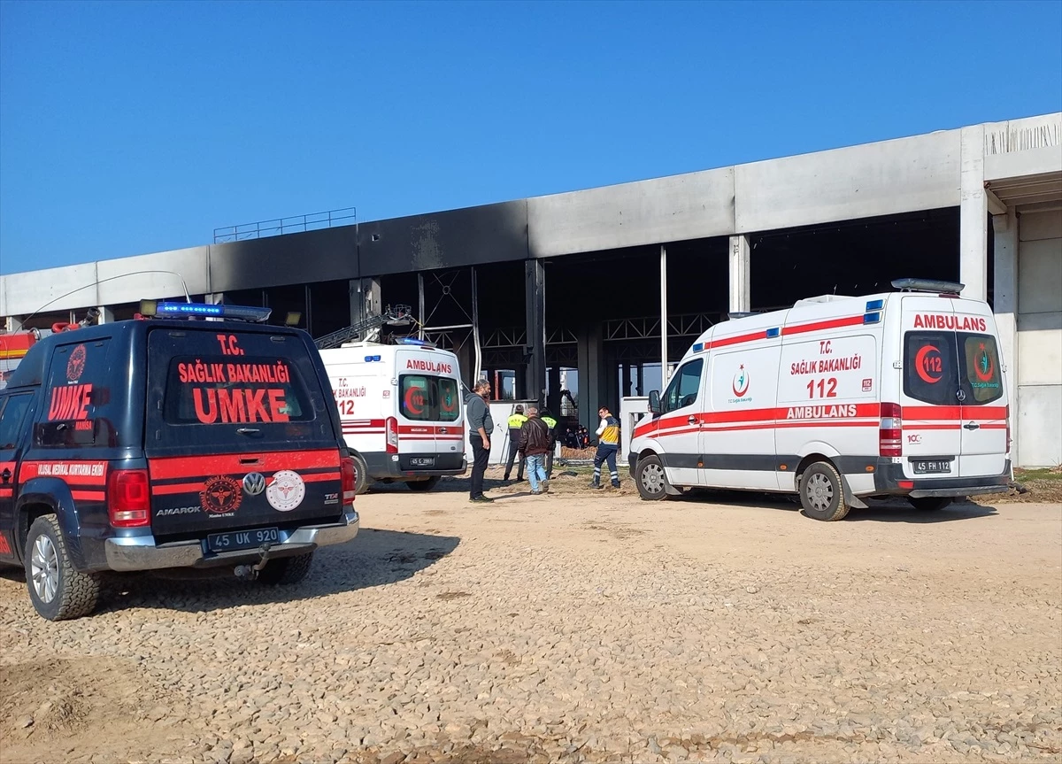 Manisa\'da Fabrika İnşaatında Çıkan Yangında 2 İşçi Hayatını Kaybetti
