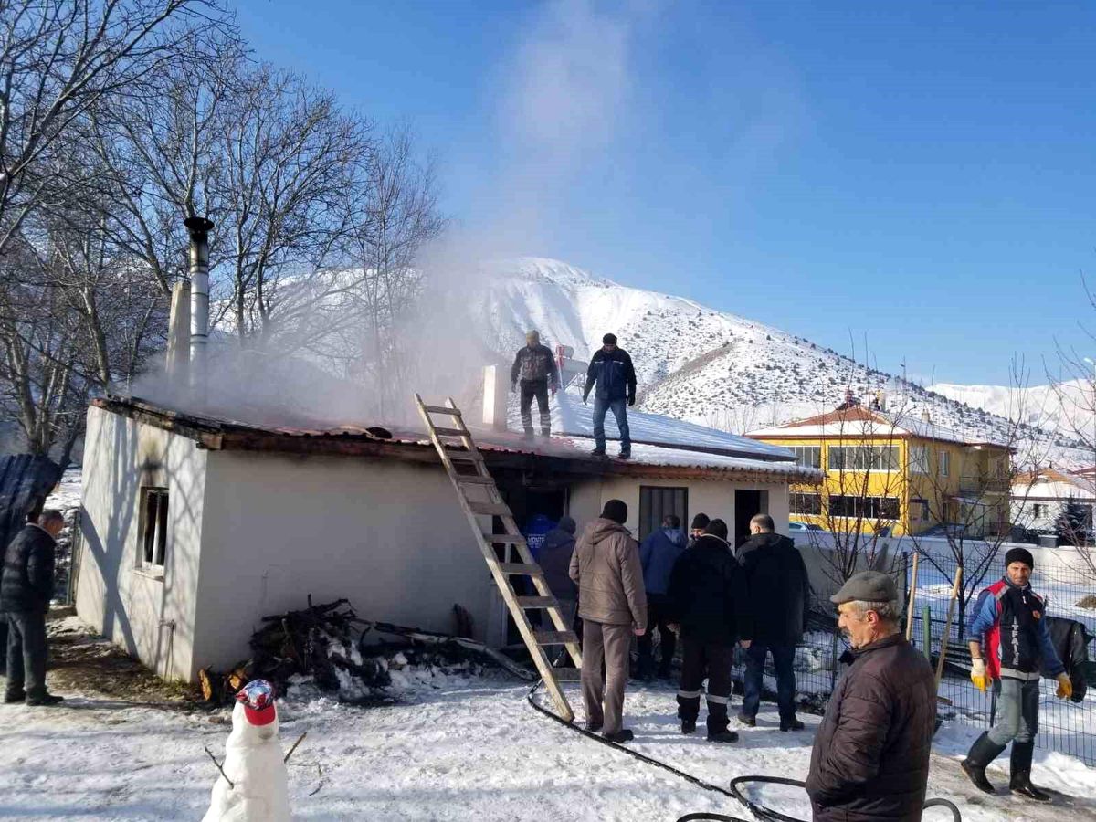 Erzincan\'ın Çağlayan Beldesinde Müstakil Evin Çatısı Yandı