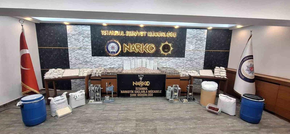 İstanbul\'da Narkogüç Operasyonunda Ele Geçirilen Uyuşturucular Sergilendi