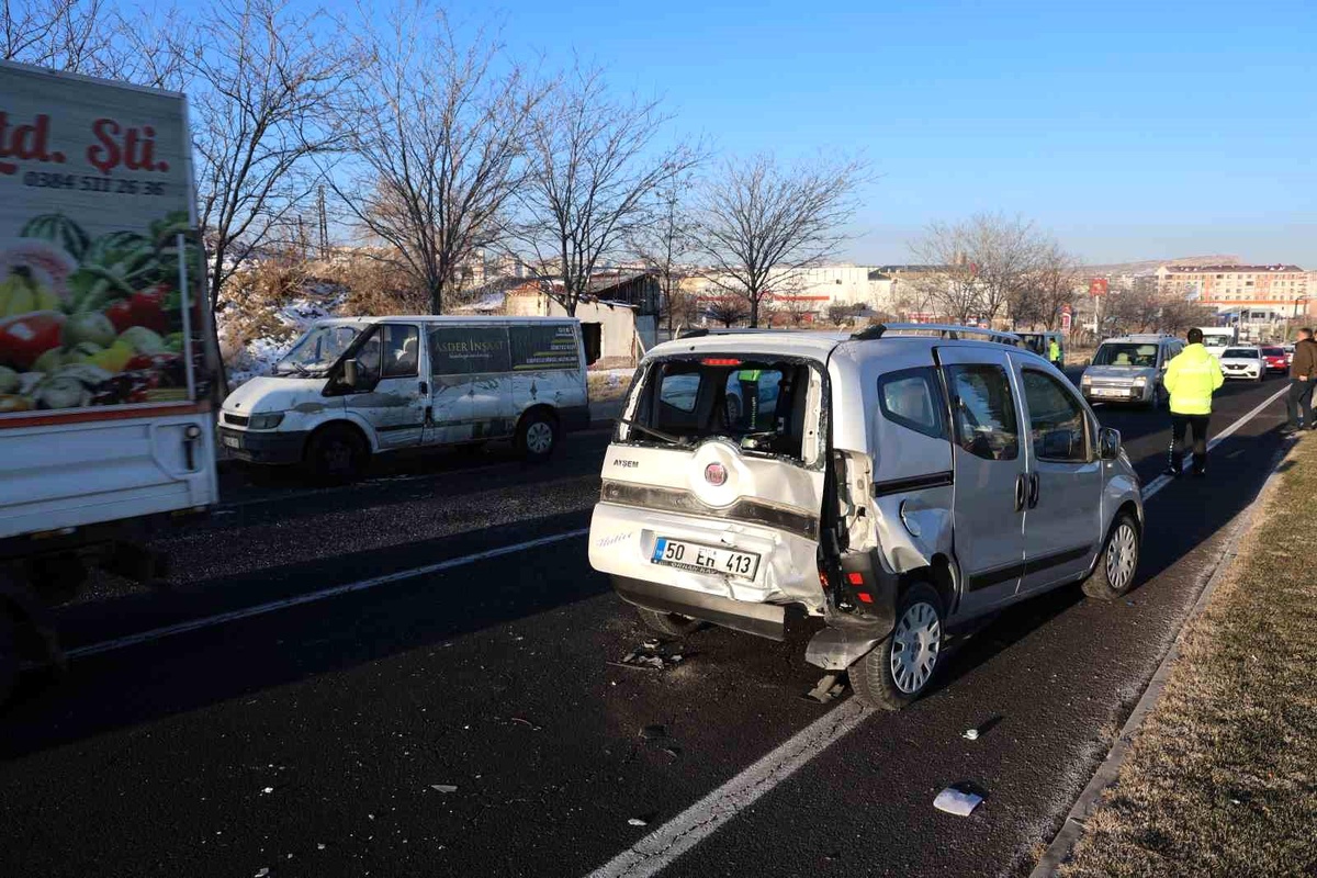 Nevşehir\'de zincirleme trafik kazasında 1 yolcu yaralandı
