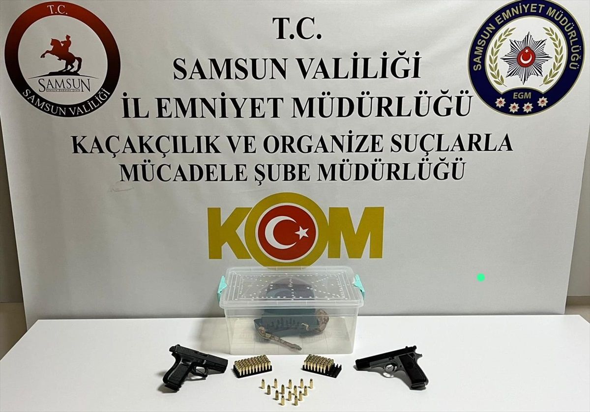 Samsun\'da Evde Boa Yılanı ve Tabancalar Ele Geçirildi, 2 Kişi Gözaltına Alındı