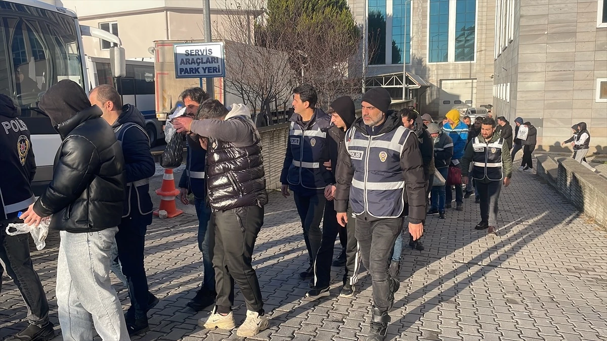 Samsun\'da Sibergöz-21 Operasyonunda Gözaltına Alınan 25 Şüpheli Adliyeye Sevk Edildi