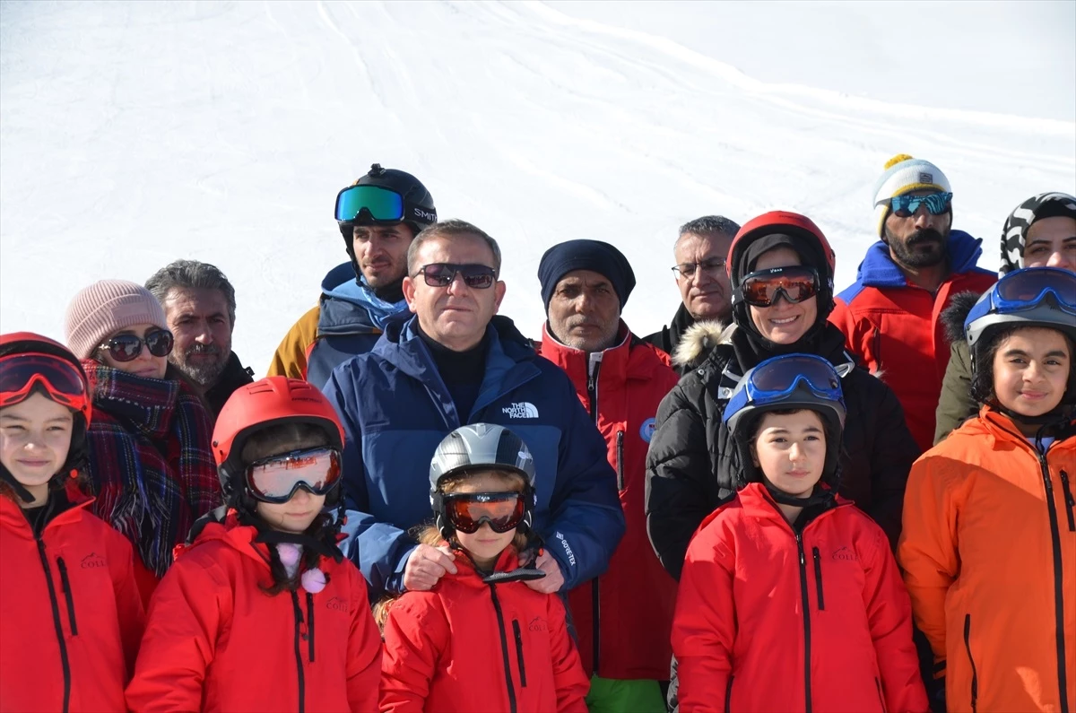 Kars\'ın Sarıkamış ilçesinde öğrencilere kayak eğitimi veriliyor