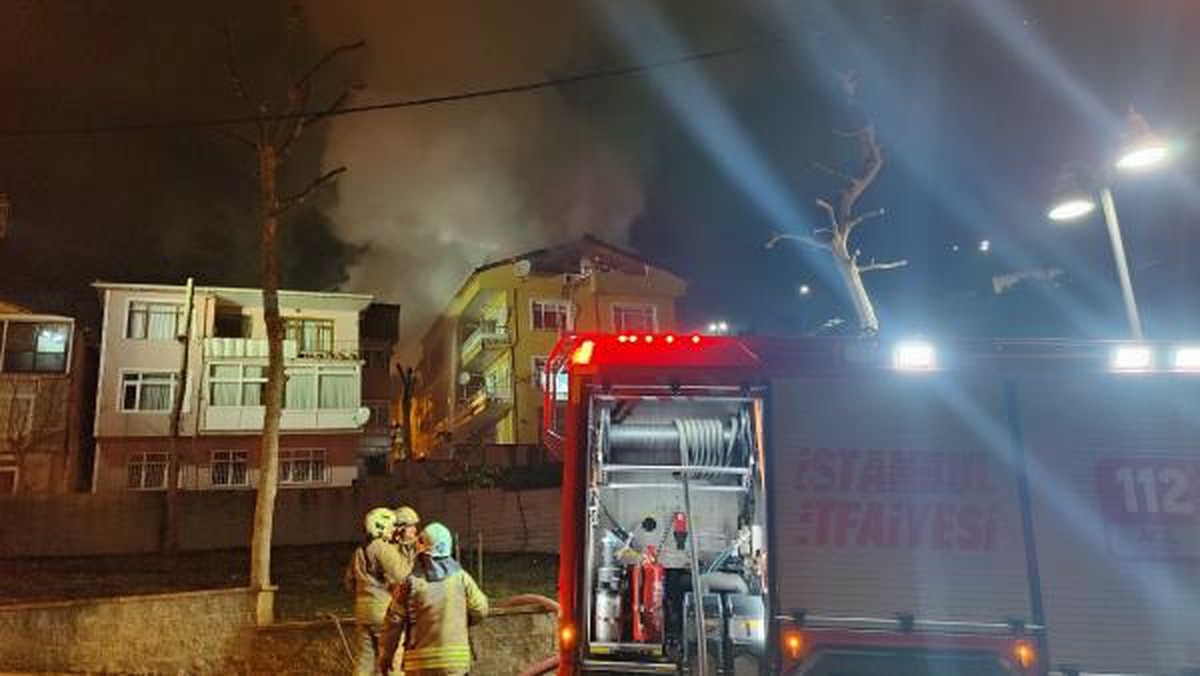 Sarıyer\'de Çıkan Yangın Bitişikteki Binaya Sıçradı