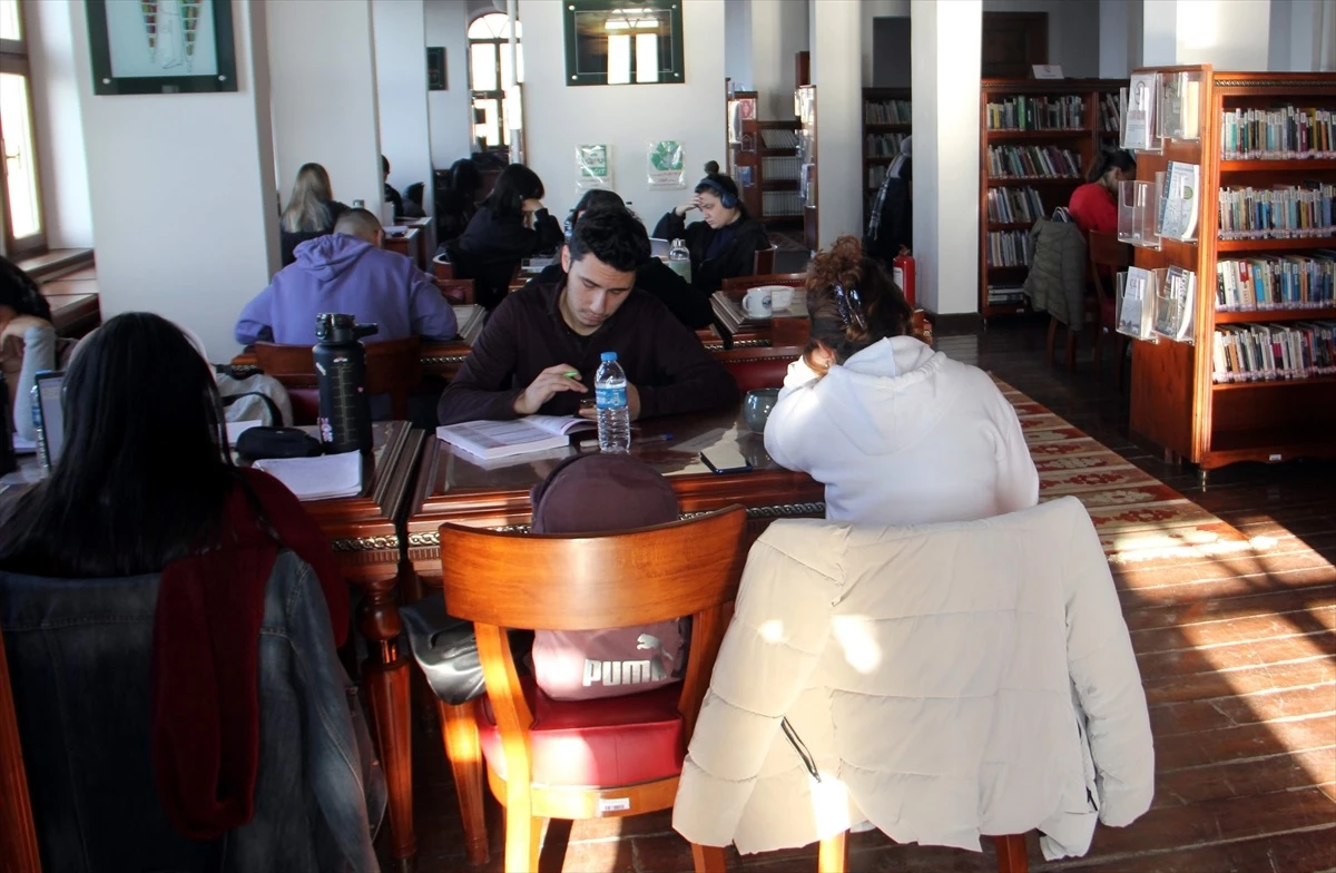Sinop Dr. Rıza Nur İl Halk Kütüphanesi\'nde Okuyucu Sayısı Artıyor