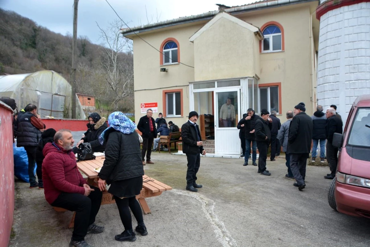 Sinop\'un Mertoğlu Köyü Aşağı Mahallesi Camisi\'nde Cuma namazı sonrası vatandaşlara ikramlar yapılıyor