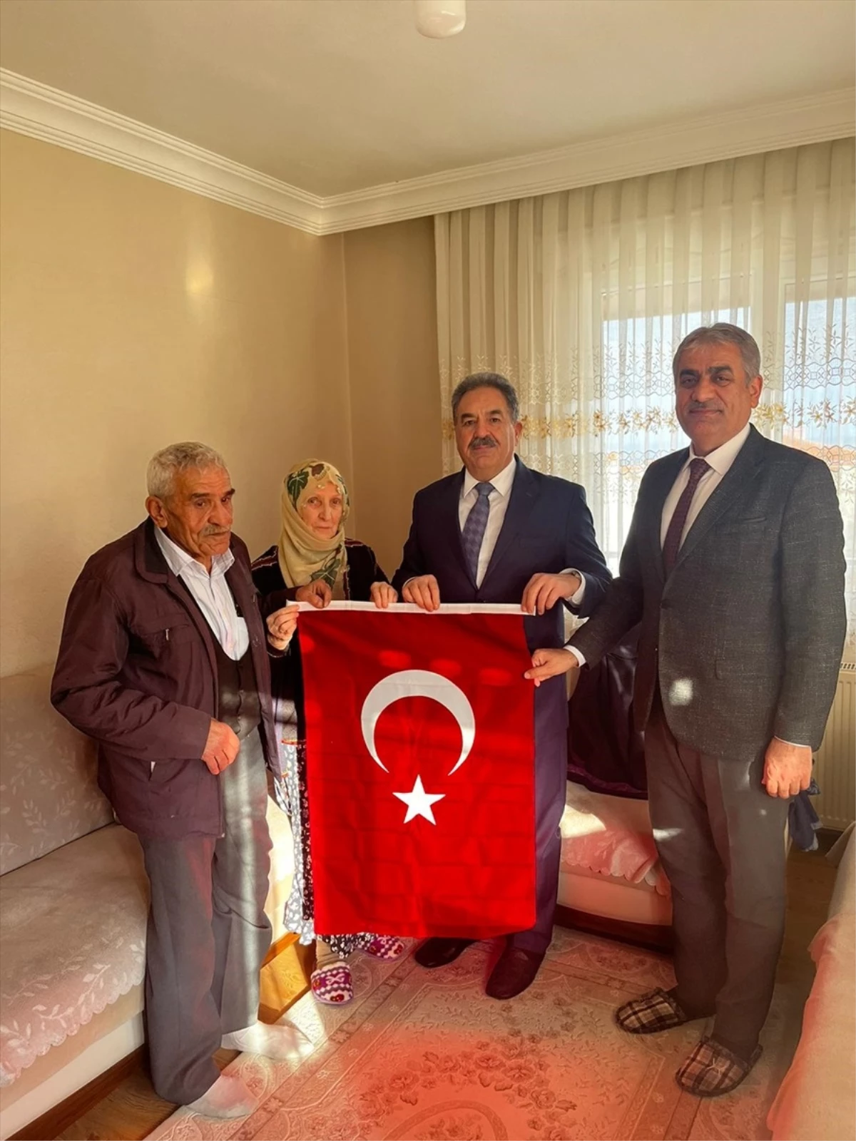 Süleymanpaşa Kaymakamı Mustafa Güler, şehit ailesi ve Kıbrıs gazisini ziyaret etti