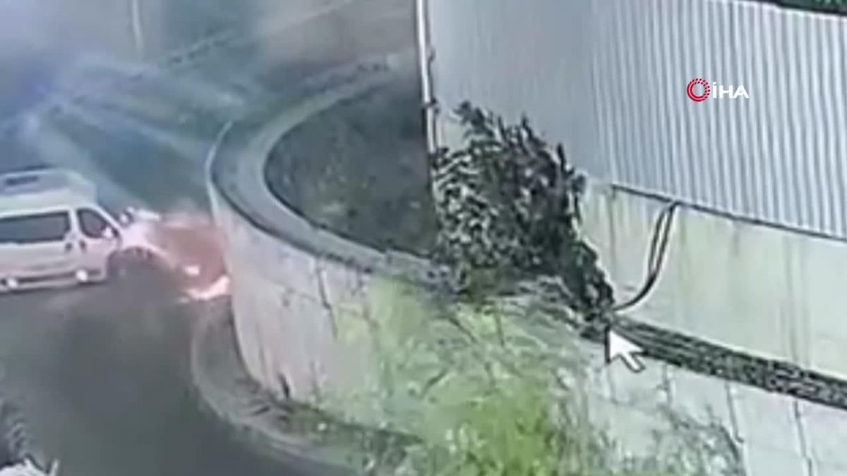 Ters şeride giren sürücüler kazaya neden oldu: Kaza anları kamerada