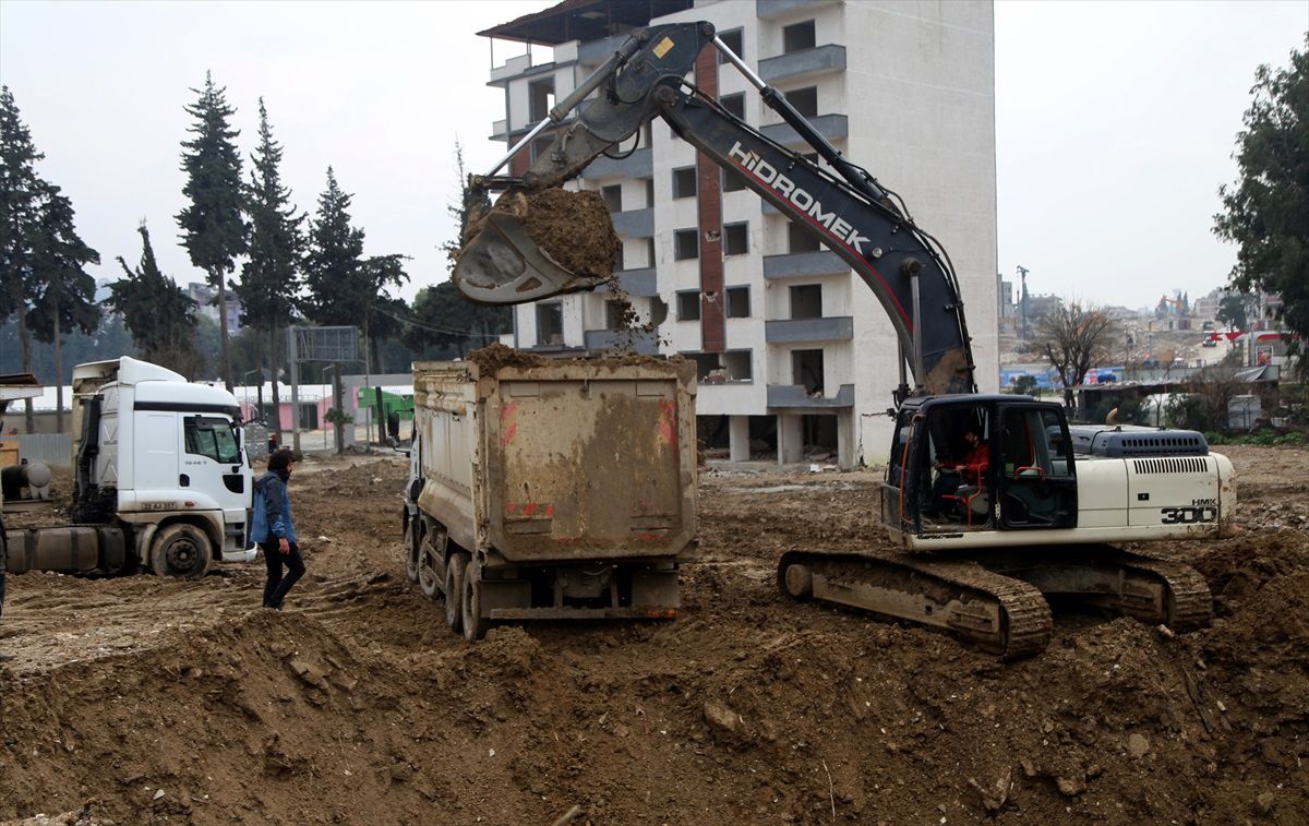 Çığ altında kalan minibüsü bulan kepçe operatörü, Hatay\'da da görev alıyor