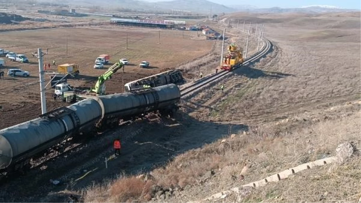 Kırıkkale\'de Üst Geçit Yıkılması Sonucu Tren Devrildi