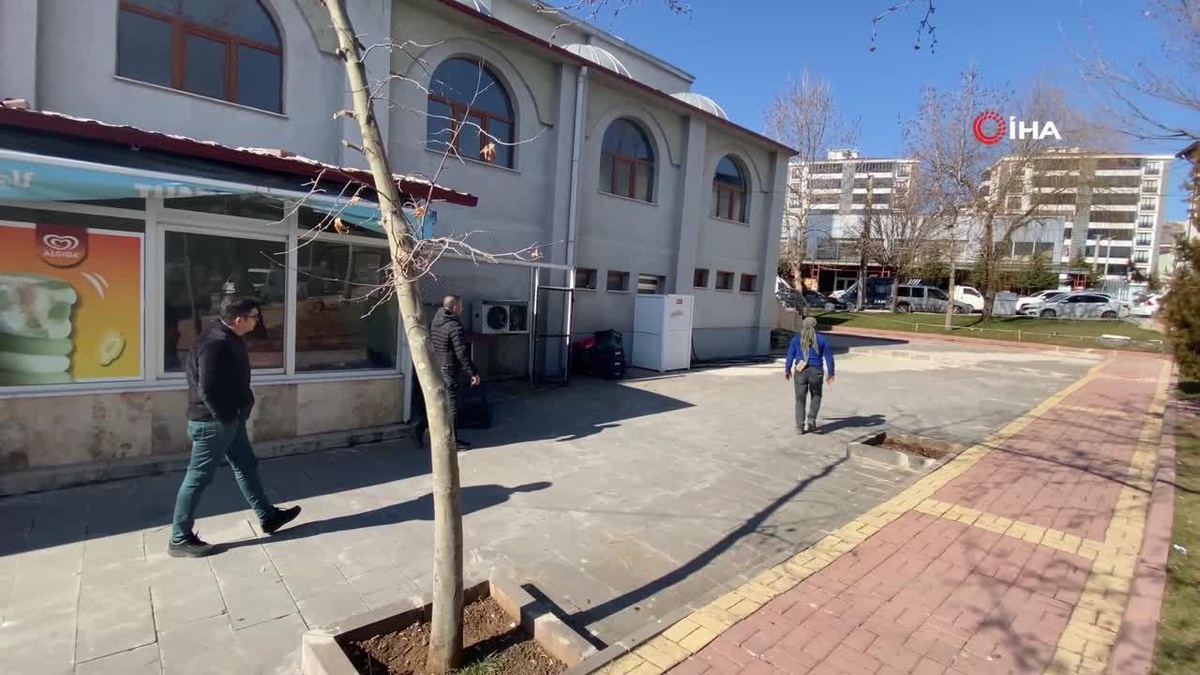 Zabıtayı gören dilenci, kadınlar tuvaletine saklandı: Savunması pes dedirtti: \'Belki namaz kılacağım\'