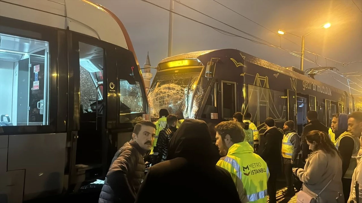Zeytinburnu\'nda tramvay çarpışması seferleri aksattı