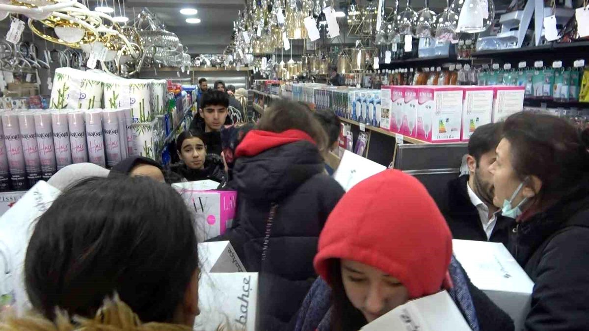 Bursa\'da Züccaciye Mağazasının Açılışında İzdiham