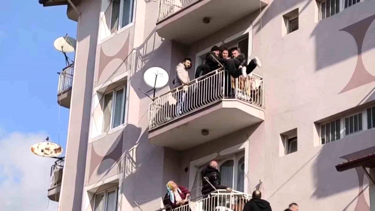 Amasya\'da 45 yıl hapis cezasıyla aranan genç, polislere balkondan direndi