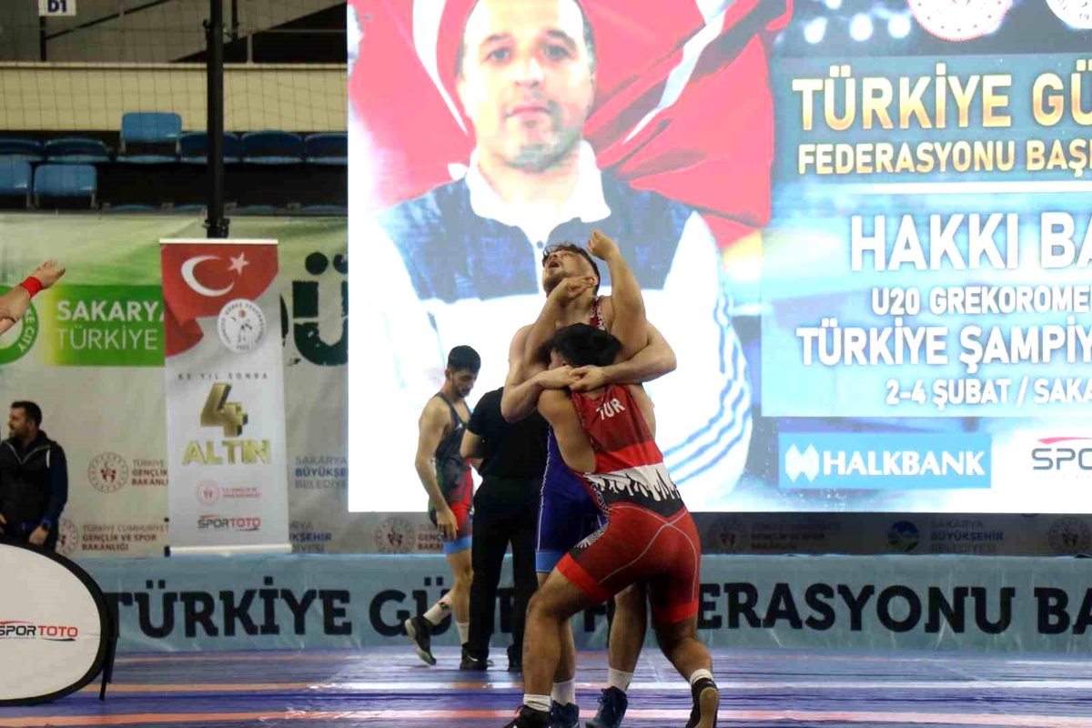 Sakarya\'da düzenlenen Grekoromen Güreş Şampiyonası\'nda 450 sporcu ter döküyor
