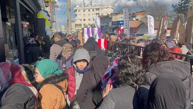 Bursa'da Mağaza Açılışında İzdiham Bursa'da Mağaza Açılışında İzdiham