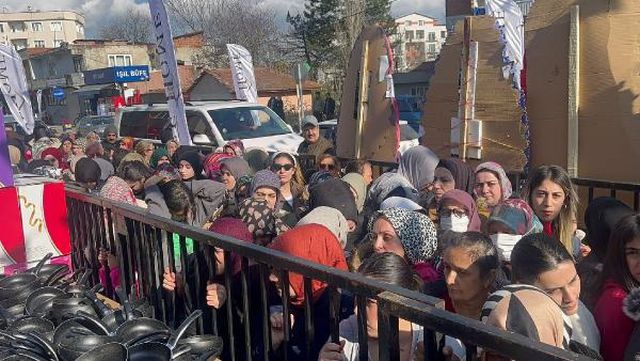 Bursa'da Mağaza Açılışında İzdiham Bursa'da Mağaza Açılışında İzdiham