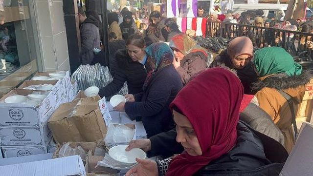 Bursa'da Mağaza Açılışında İzdiham Bursa'da Mağaza Açılışında İzdiham