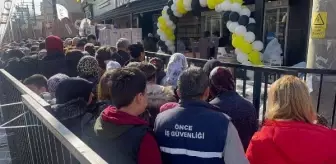Ucuz eşya izdihamı! Vatandaşlar adeta birbirlerini ezdiler
