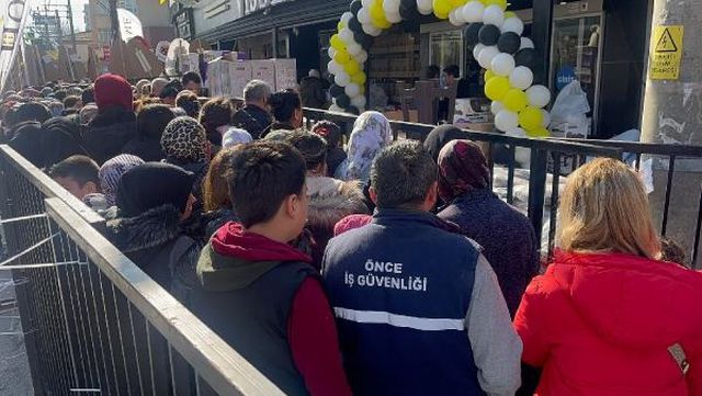 Bursa'da Mağaza Açılışında İzdiham Bursa'da Mağaza Açılışında İzdiham