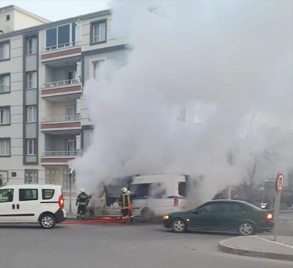 Akhisar\'da servis minibüsünde çıkan yangın söndürüldü