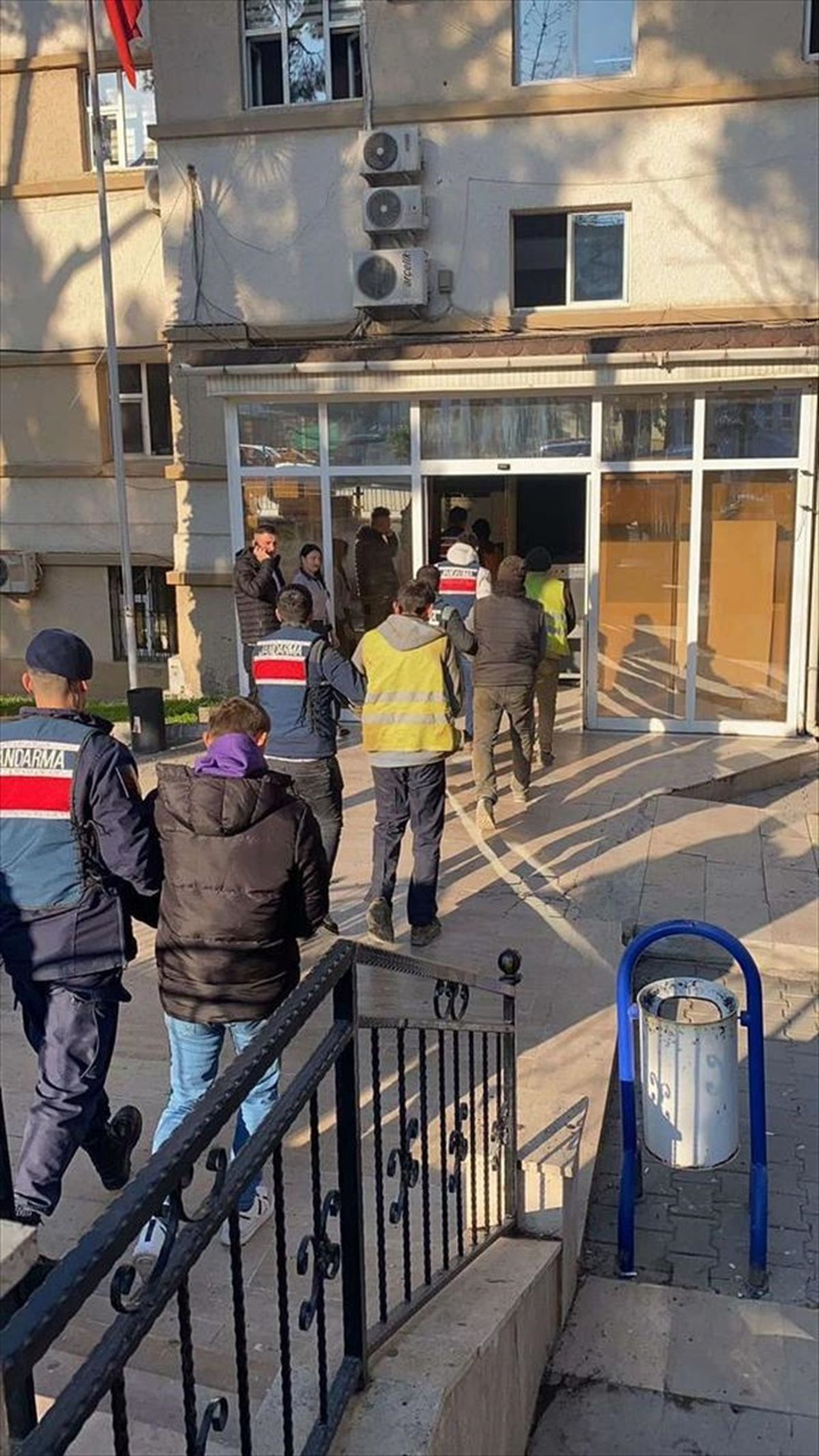 Manisa\'da Hızlı Tren Projesi Şantiyesinde Demir Hırsızlığı
