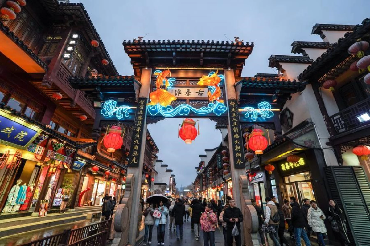 Nanjing\'de Yeni Yıl Kutlamaları Şenlik Fenerleriyle Aydınlatıldı