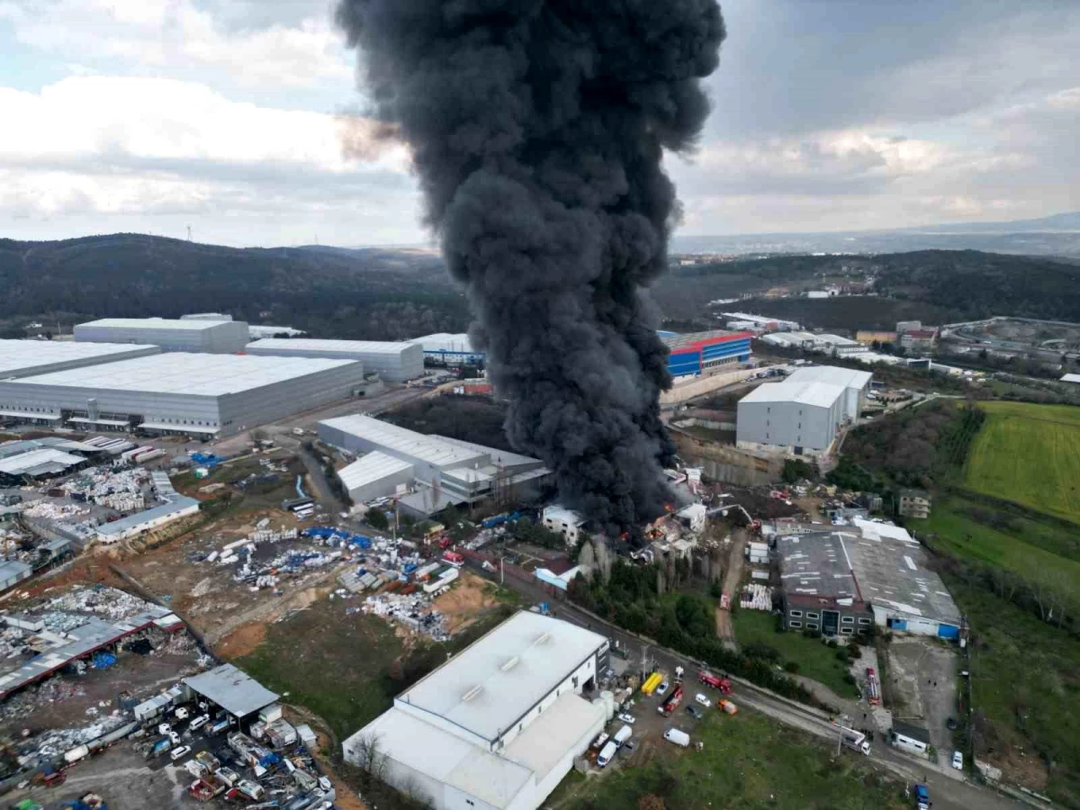 Kocaeli\'deki Kimyasal Fabrikasında Yangın Çıktı