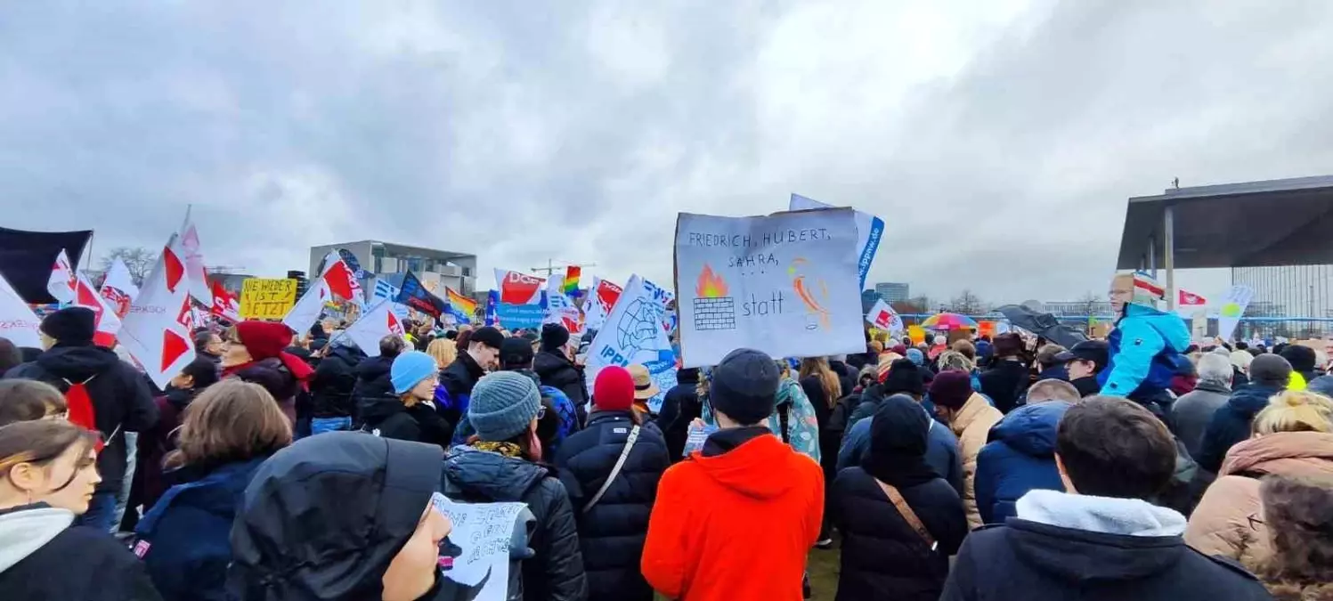 Berlin\'de 150 Bin Kişi AfD Partisine Karşı Miting Düzenledi