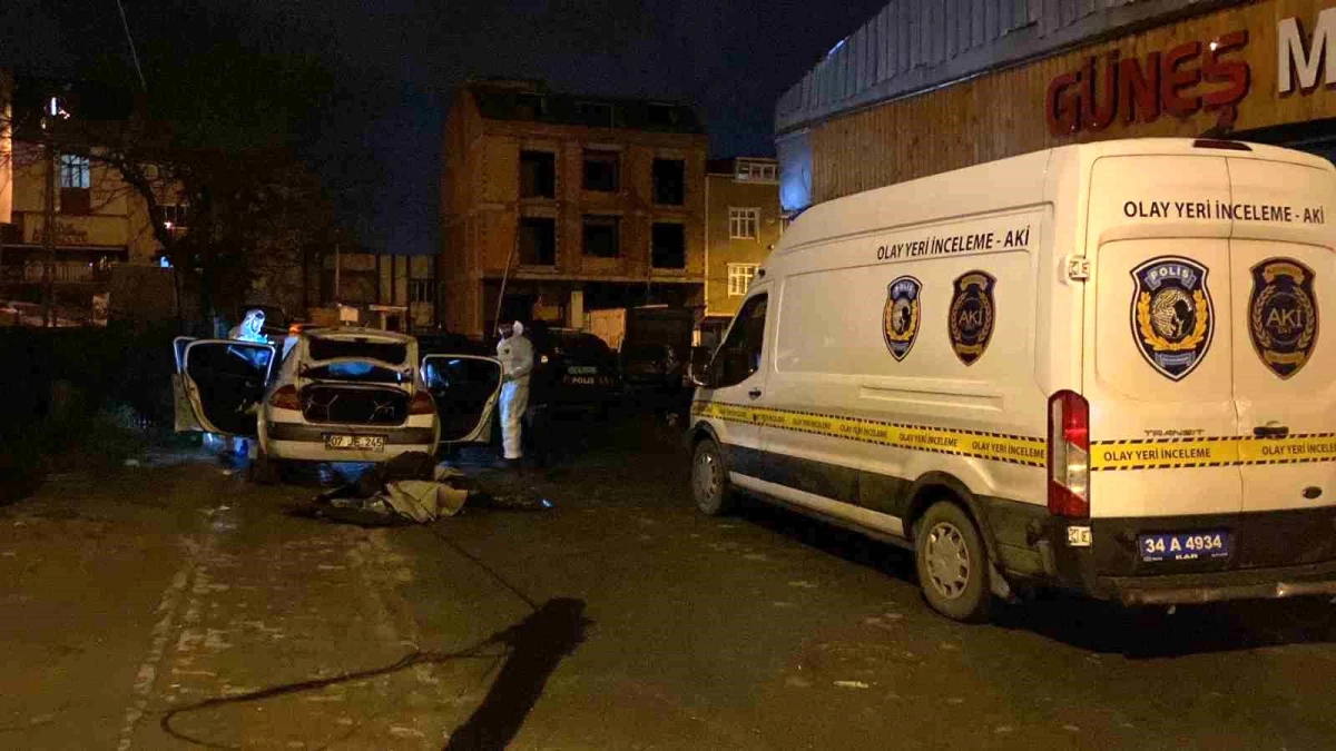 Arnavutköy\'de polis ile şüpheli arasında arbede: Şüpheli kendini vurdu