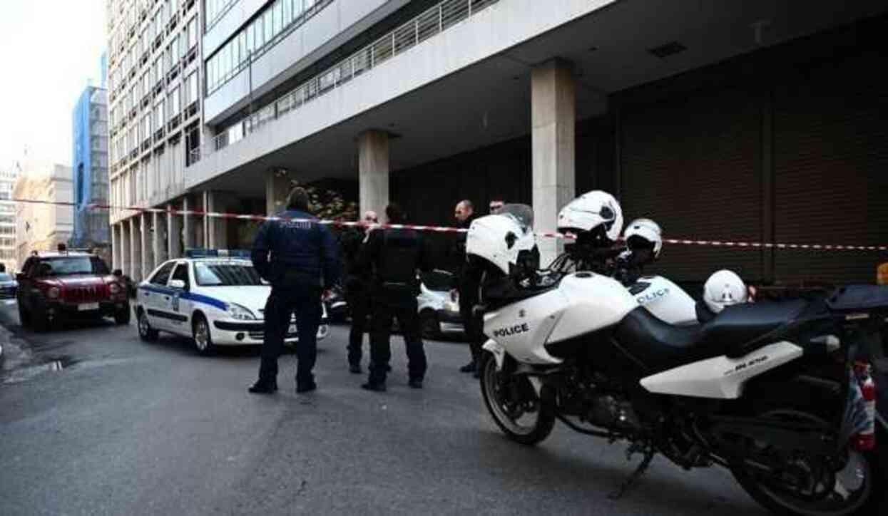 Atina'da Çalışma Bakanlığı önünde bomba patladı