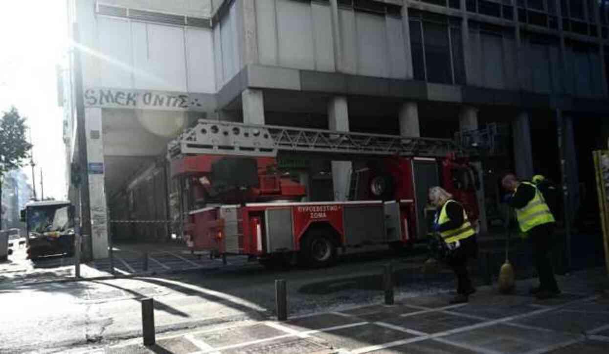 Atina'da Çalışma Bakanlığı önünde bomba patladı