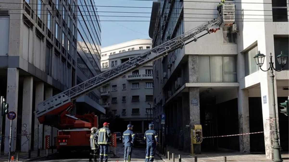 Atina\'da Çalışma Bakanlığı önünde bomba patladı