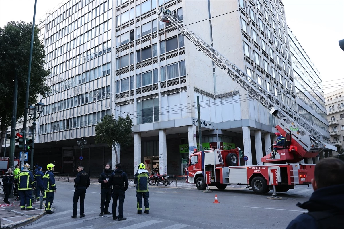 Atina\'da Çalışma Bakanlığı önünde patlayan bomba hasara yol açtı