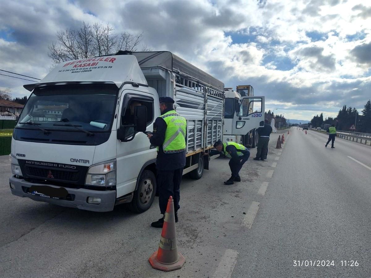 Balıkesir\'de yapılan denetimlerde 15 şahıs gözaltına alındı