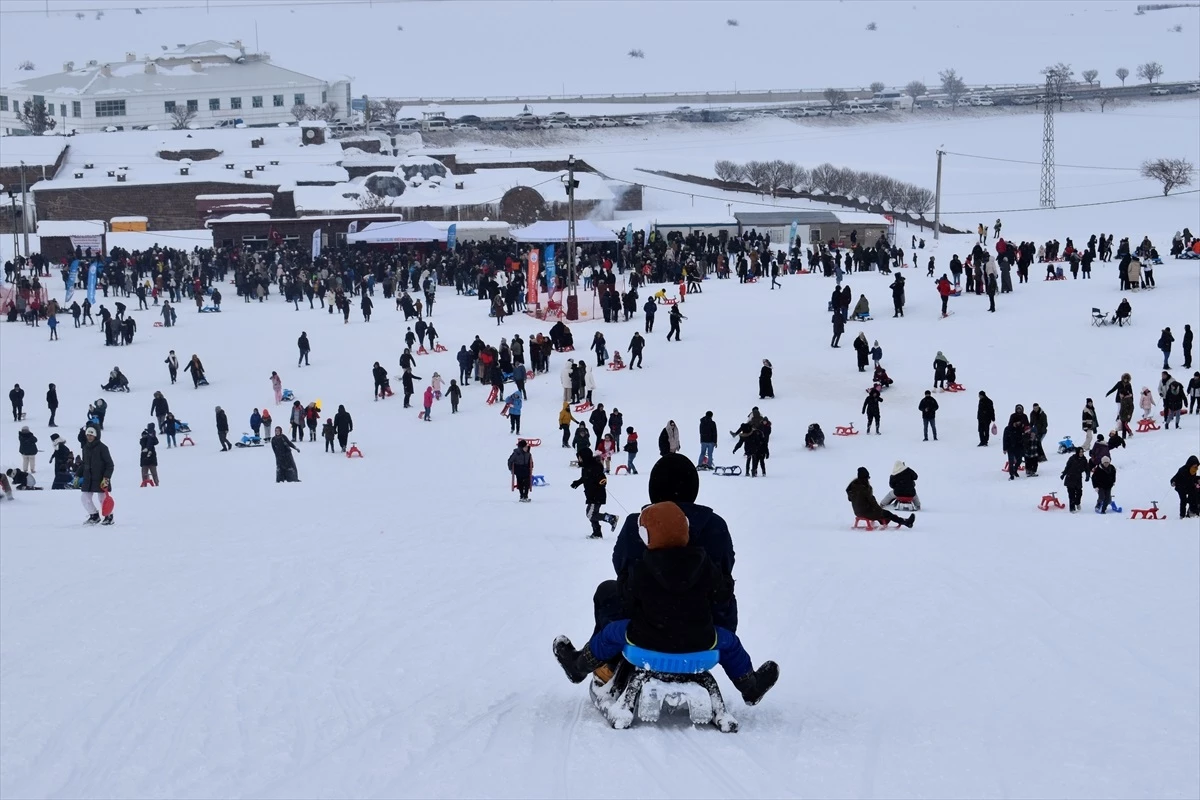 Bitlis\'te 3. Geleneksel Meşaleli Kayak Şenliği Yoğun Katılımla Gerçekleştirildi
