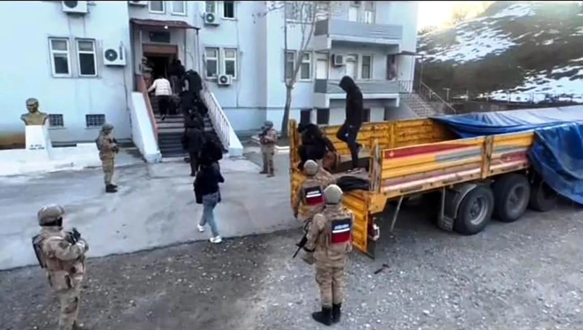 Bitlis İl Jandarma Komutanlığı tarafından yapılan yol kontrollerinde 58 düzensiz göçmen yakalandı