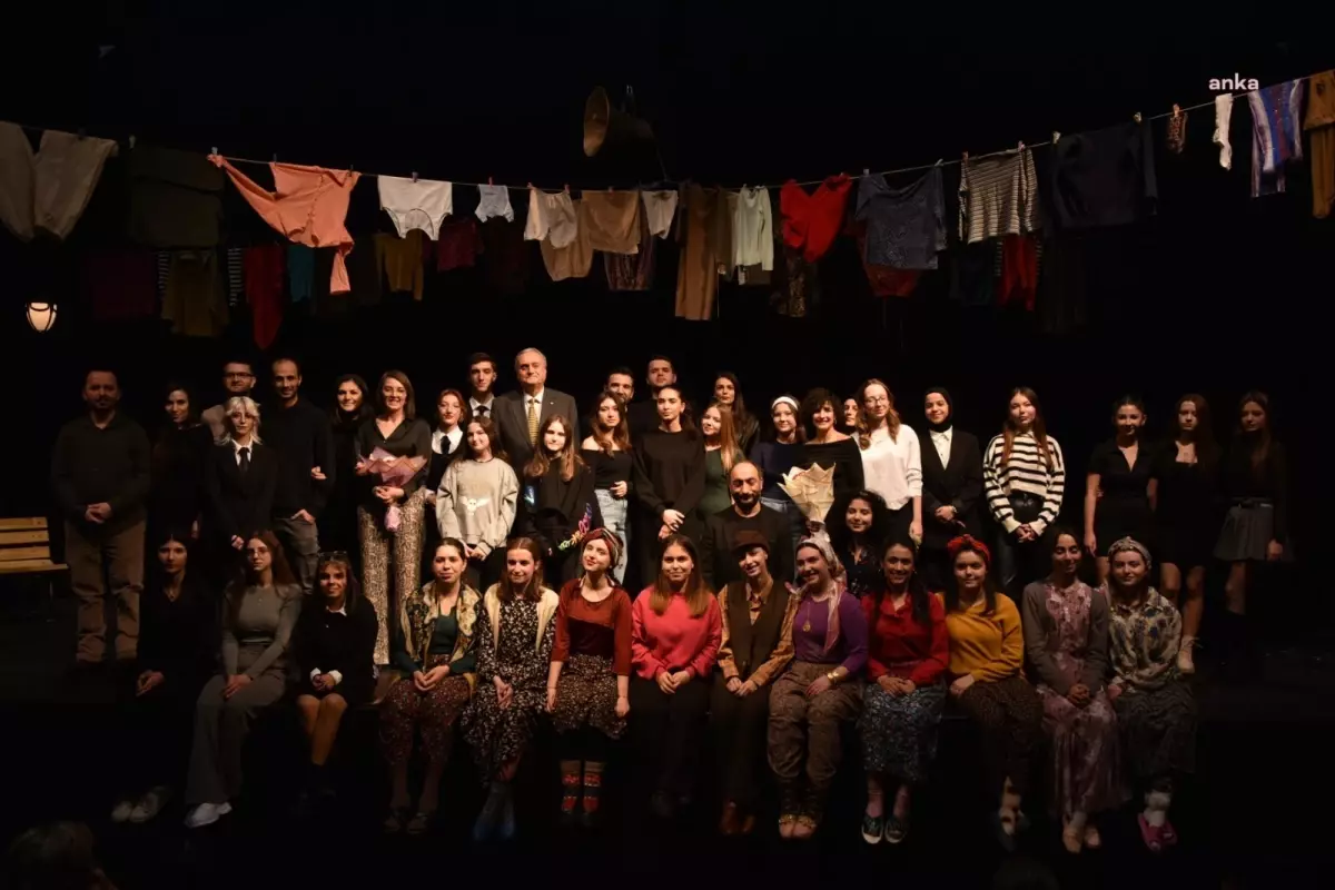 Bozüyük Belediyesi Gençlik Tiyatrosu, 'Macbeth Abla' adlı oyunun prömiyeri ile seyircisiyle buluştu