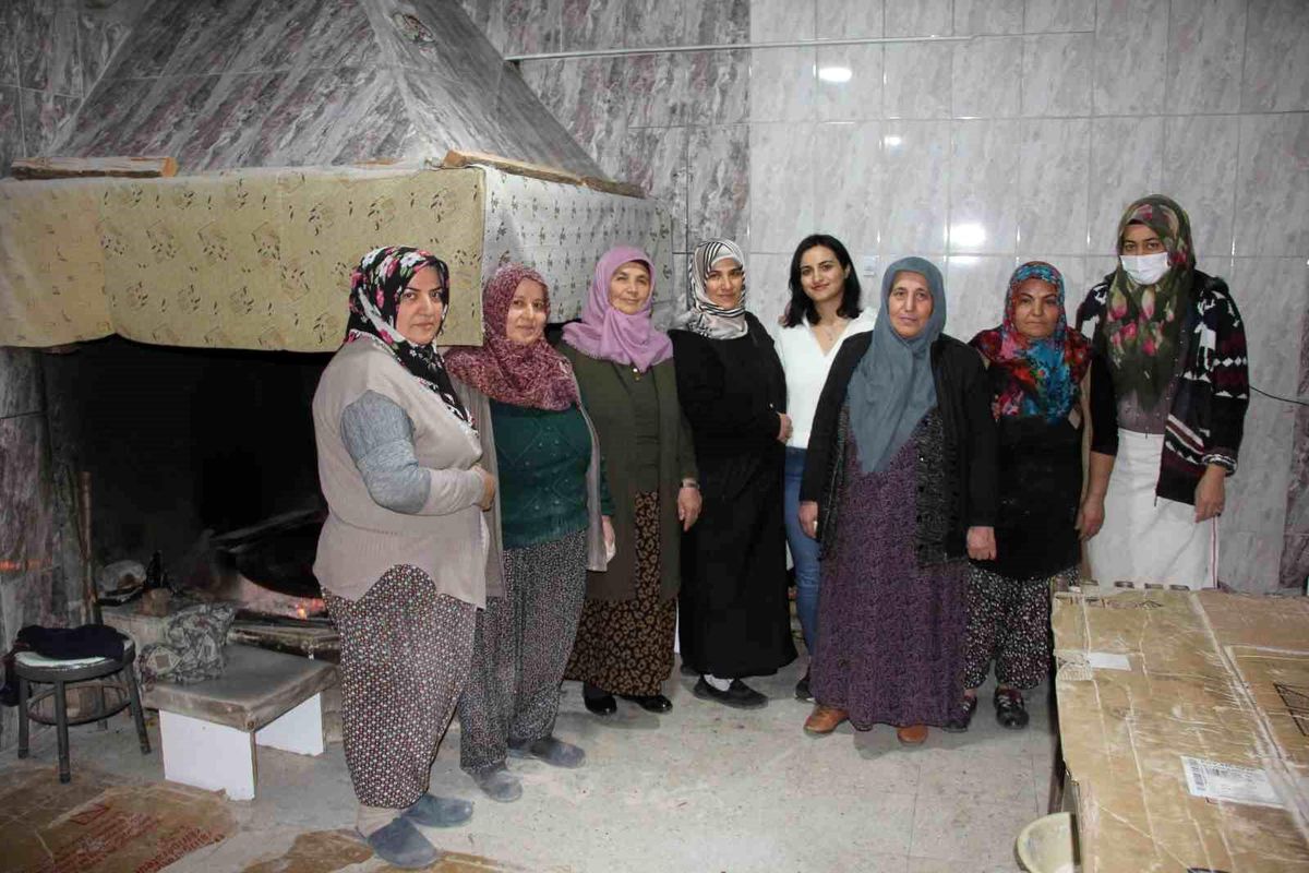 Sivas\'ın Zara ilçesindeki kadın girişimci, bin yıllık usullerle pişirilen köy sac ekmeğini ticarileştirdi