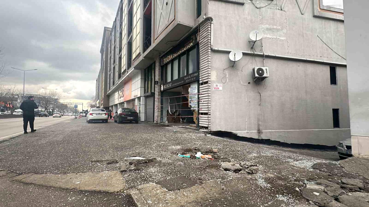 Bursa\'da otomobil işyerine girdi, sürücü hafif sıyrıklarla kurtuldu