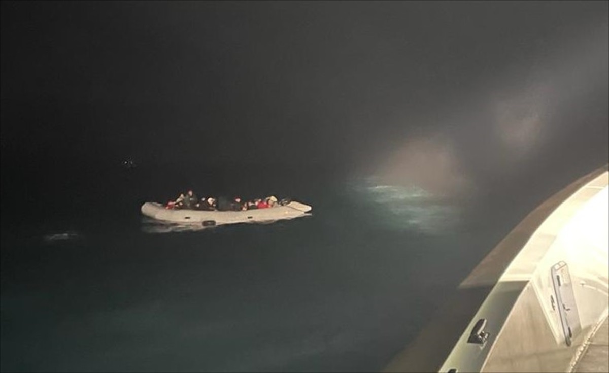 Çanakkale açıklarında 70 düzensiz göçmen kurtarıldı