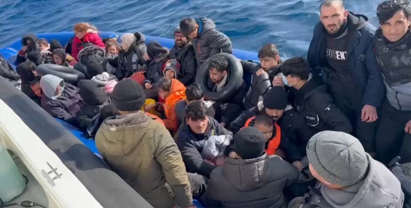 Ege Denizi\'nde yakalanan 69 düzensiz göçmen için yasal işlem başlatıldı